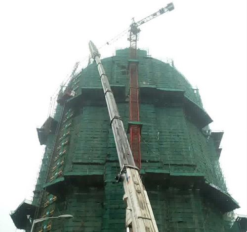 代县吊车在工地上作业